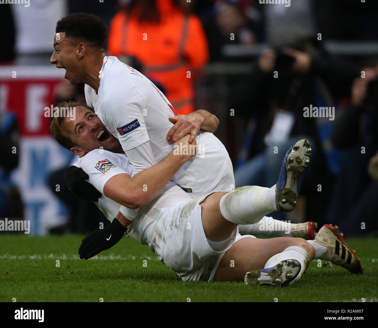 Londres, Reino Unido. 18 Nov 2018.HARRY Kane & JESSE LINGARD CELEBRA GBD13030 estrictamente sólo para uso editorial. Si el jugador o jugadores, representado en esta imagen es/está jugando para un club inglés o el equipo nacional de Inglaterra. Entonces esta imagen sólo podrán ser utilizados para fines editoriales. Uso no comercial. Los siguientes usos son también restringida INCLUSO SI EN UN CONTEXTO EDITORIAL: utilizar en conjunción con, o parte de cualquier no autorizado audio, video, datos, listas de sujecin, club/Liga logotipos, apuestas, juegos o cualquier 'live' de servicios. También son el crédito restringido: Allstar Picture Library/Alamy Live News Foto de stock