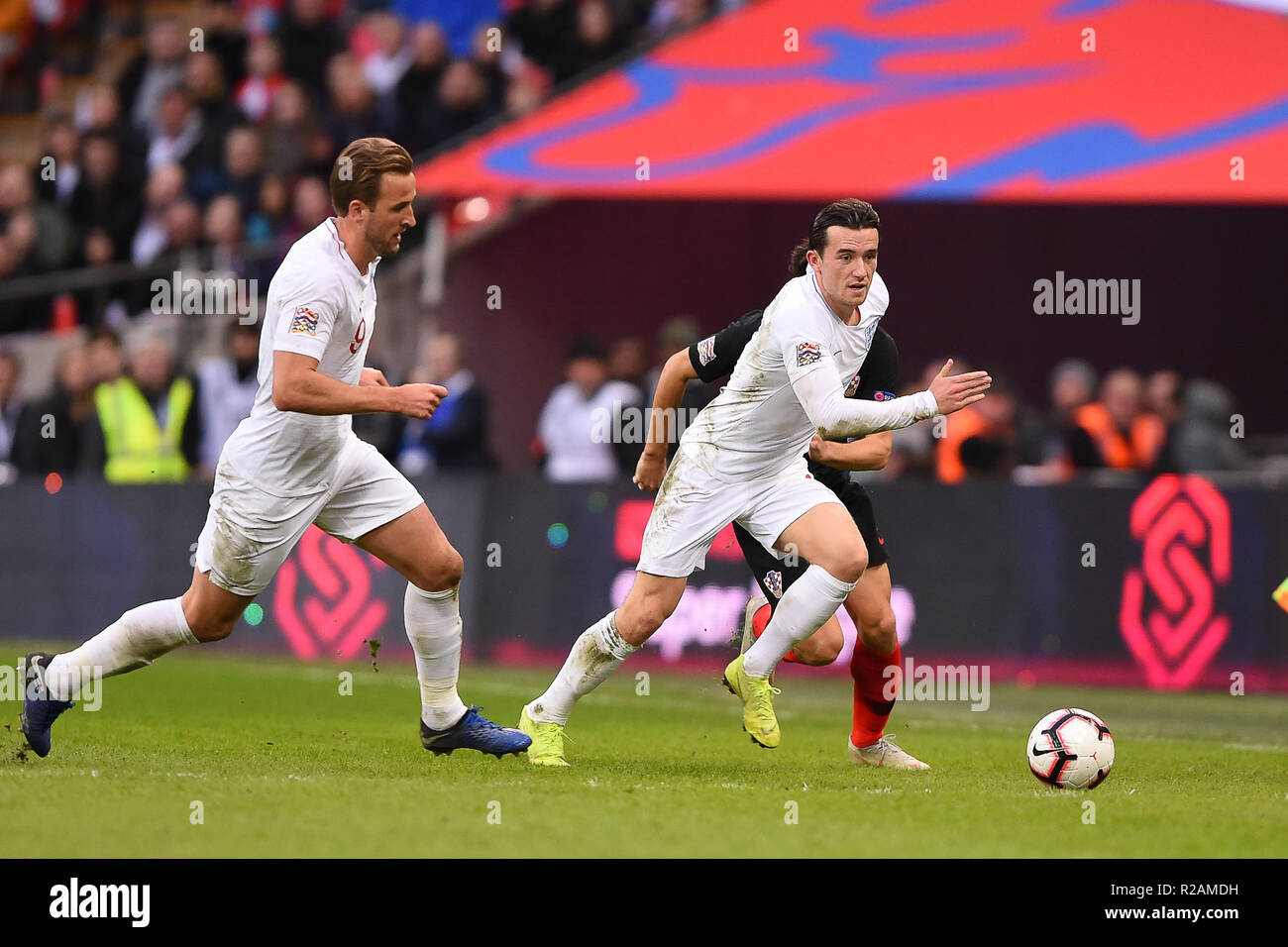 Londres, Reino Unido. 18 de noviembre de 2018. Inglaterra defender Ben  Chilwell (3) (derecha) con Inglaterra adelante Harry Kane (9) (izquierda)  durante la final de la UEFA Unidas encuentro de Liga entre