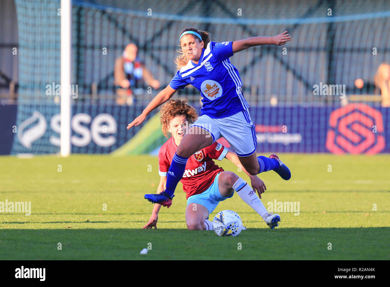 Birmingham, Reino Unido. 18 de noviembre, 2018. Birmingham City's Paige Williams gana el Balón de West Ham Tessal Middag. BCFC MUJER 3 - 0 West Ham Mujer Peter Lopeman/Alamy Live News Foto de stock