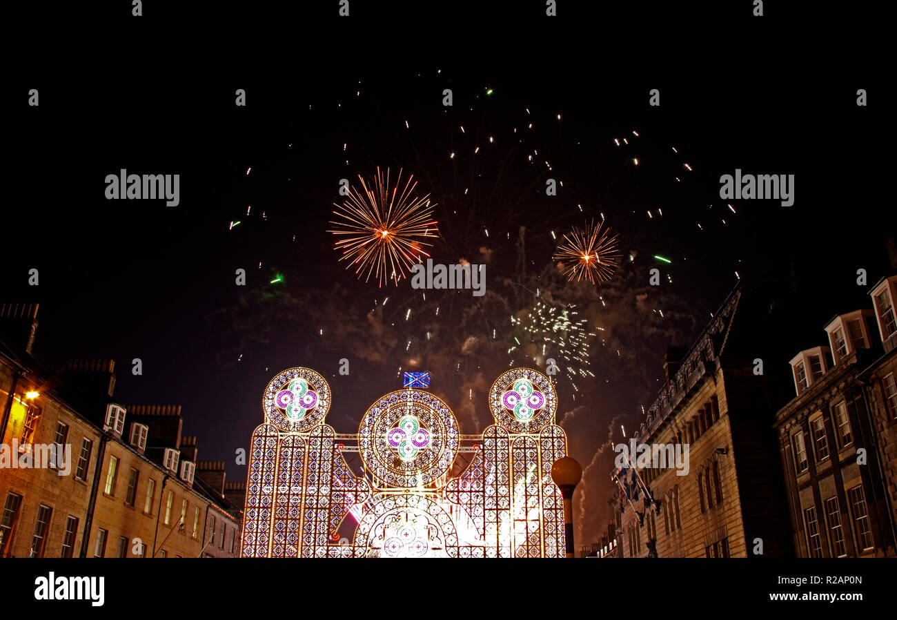Edimburgo, Escocia, Reino Unido. 18 de noviembre de 2018. Light Night inicia el interruptor de luces festivas en George Street, en el centro de la ciudad con el arco estructura que alojará el 'silenciosa' evento noche iluminada y una exhibición de fuegos artificiales por detrás. Foto de stock