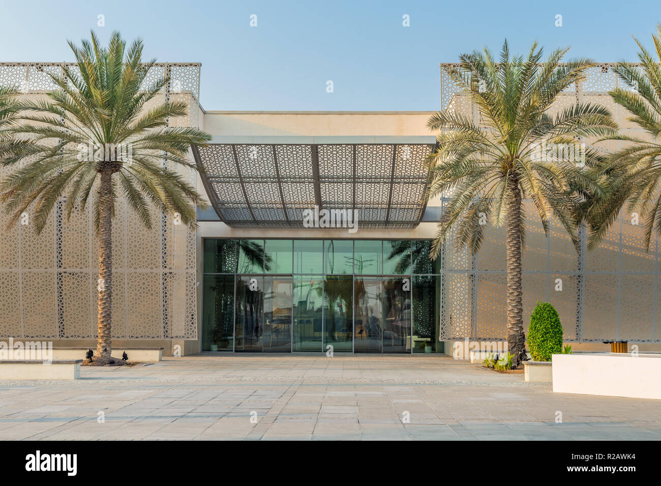 Abu Dhabi, Emiratos Árabes Unidos, Octubre 7, 2018: Manarat Al Saadiyat. Este es un centro de alta tecnología para exhibiciones culturales locales e internacionales. Foto de stock