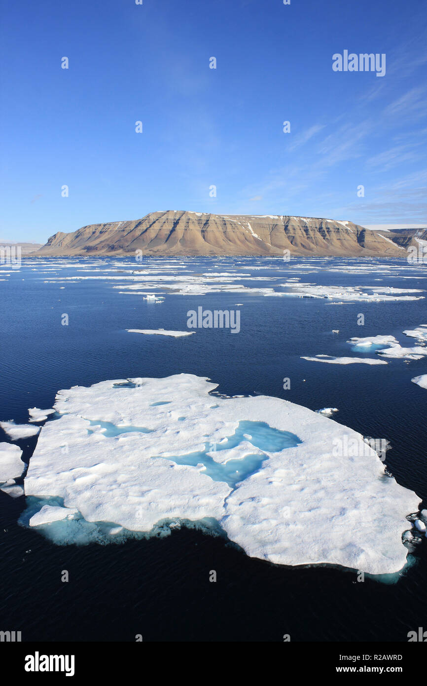 Témpanos de hielo en Lancaster Sound, Nunavut, Canadá con Devon la isla en segundo plano visto desde el CCGS Amundsen Foto de stock