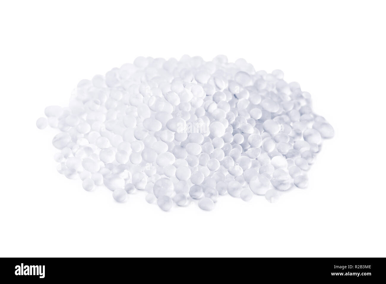 Montón de gránulos de gel de sílice aislado en blanco Foto de stock