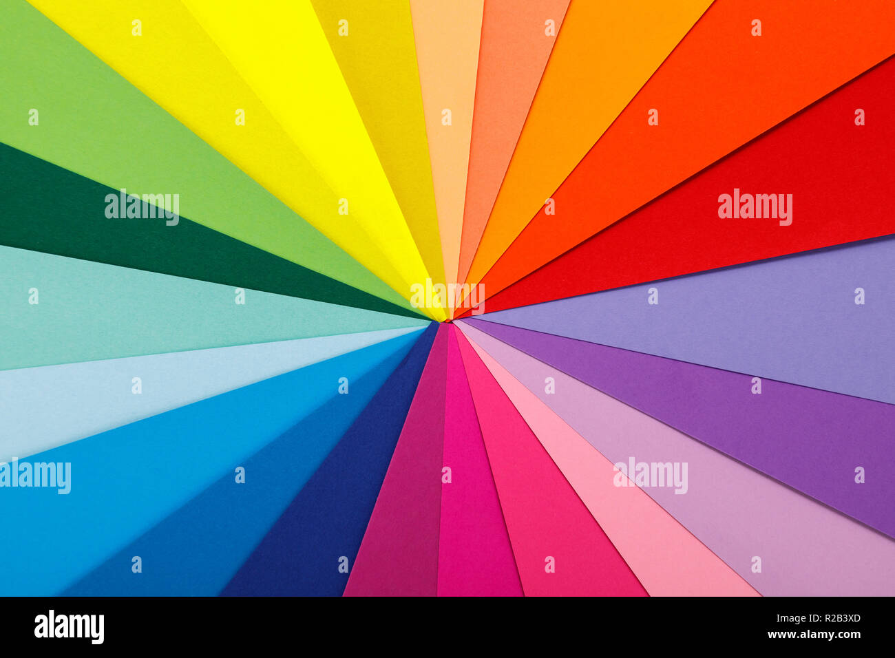 La paleta de colores del arco iris. Hojas de papel coloreado Fotografía de  stock - Alamy