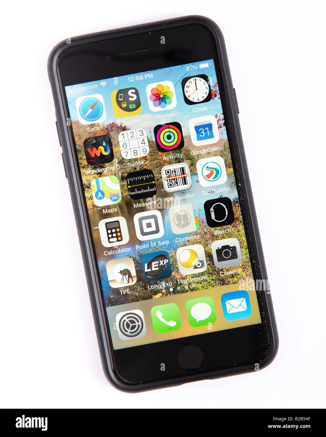 Un negro iPhone 7 mostrando una pantalla llena de iconos para diversas  aplicaciones y utilidades incluidas teléfono, cámara y otra información  Fotografía de stock - Alamy