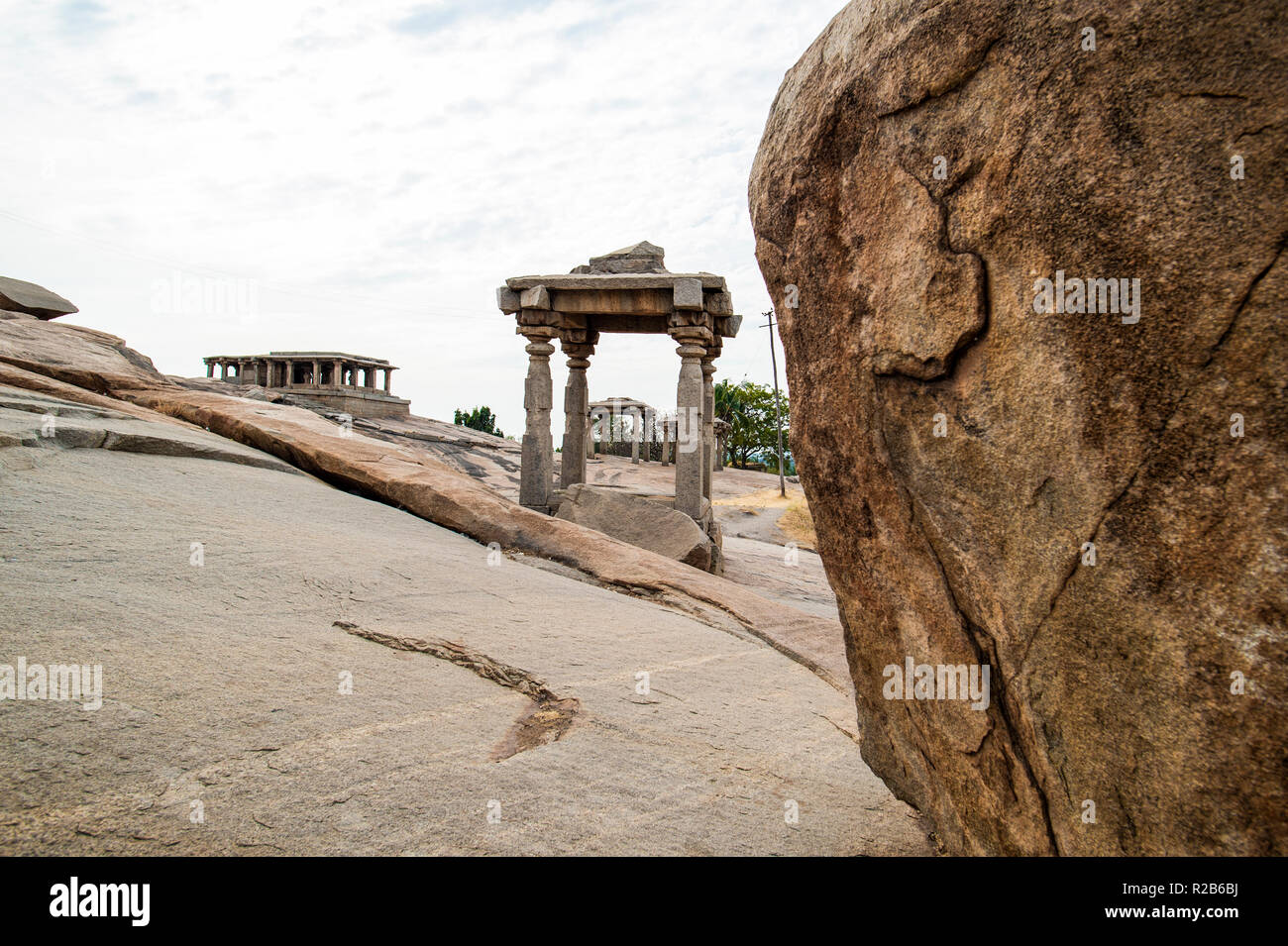 Hermosa vista de las impresionantes ruinas de Hampi. Hampi, también conocido como el Grupo de monumentos en Hampi. Foto de stock