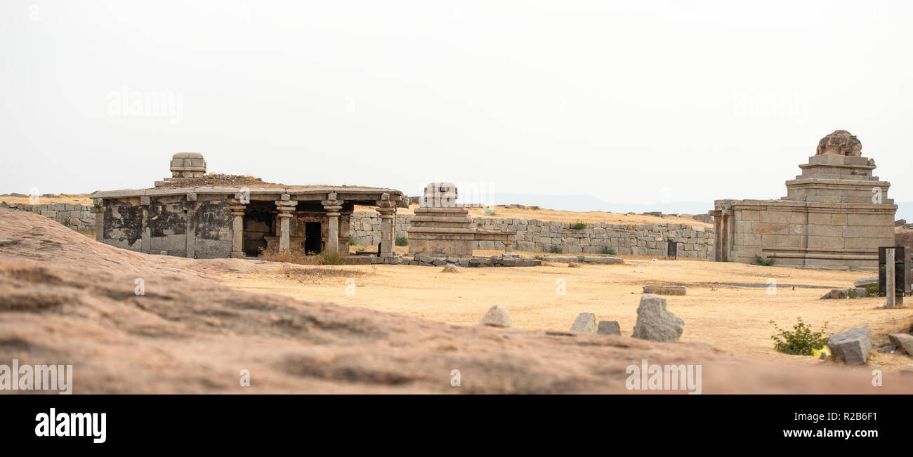 Hermosa vista de las impresionantes ruinas de Hampi. Hampi, también conocido como el Grupo de monumentos en Hampi. Foto de stock