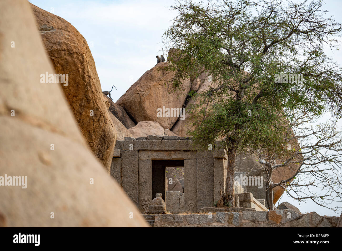 Hermosa vista de las impresionantes ruinas de Hampi. Hampi, también conocido como el Grupo de monumentos en Hampi. Foto de stock