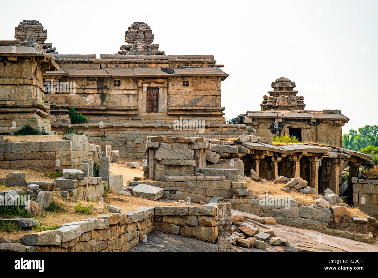 Hermosa vista de las impresionantes ruinas de Hampi. Hampi, también conocido como el Grupo de monumentos en Hampi. Foto de stock