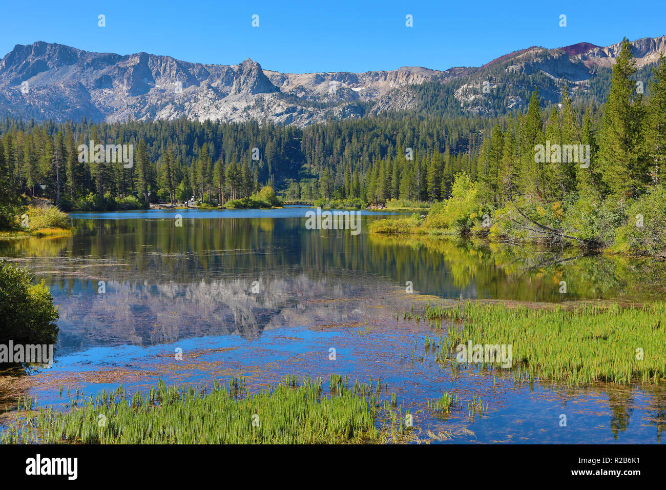 Reflejo de las montañas en Twin Lakes, Mammoth Lakes, California, Estados Unidos de América Foto de stock