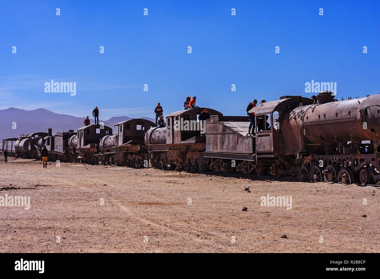 En el tren tren antiguo cementerio en el salar de Uyuni El Salar de Uyuni (Bolivia) Foto de stock