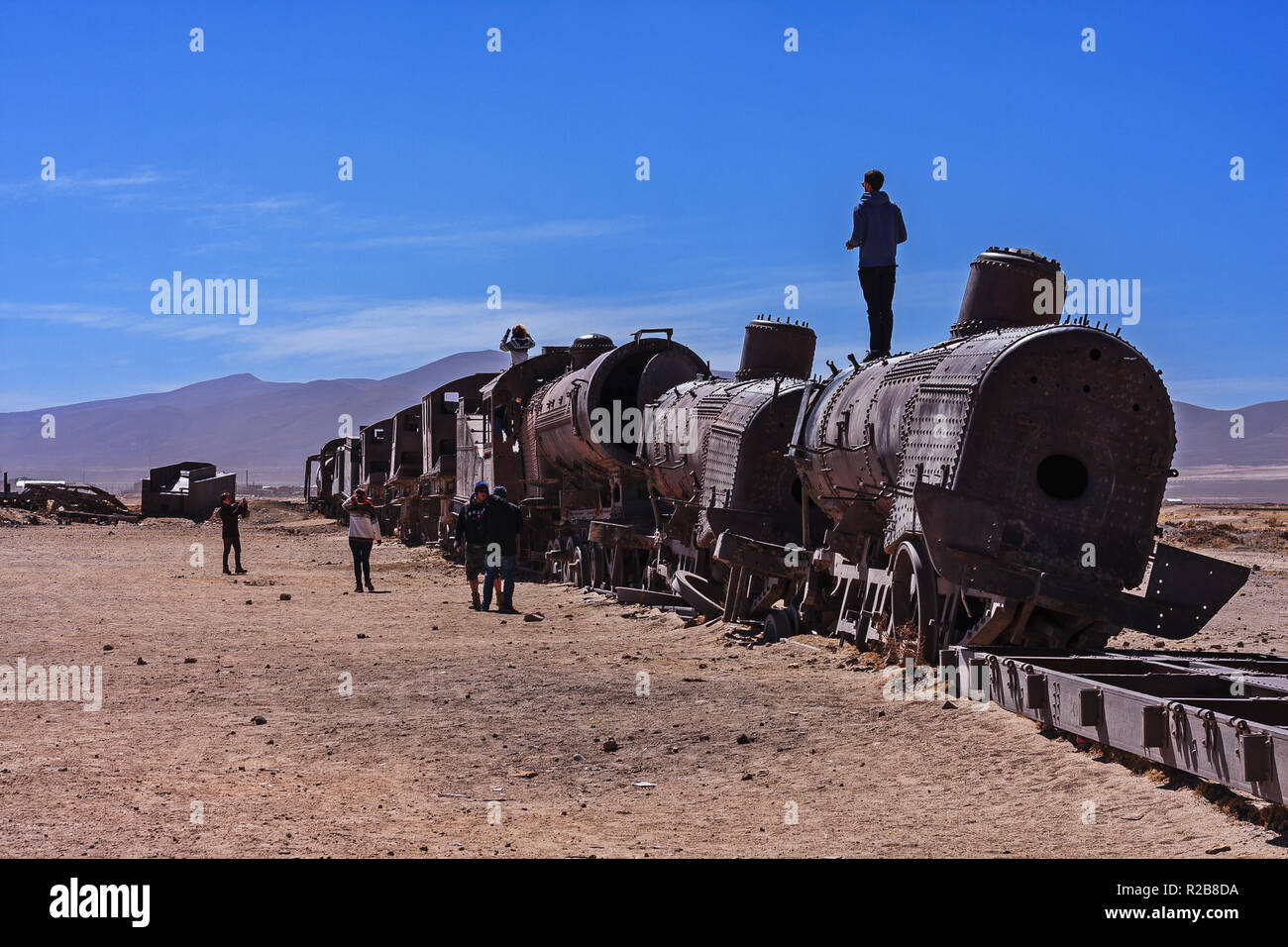 En el tren tren antiguo cementerio en el salar de Uyuni El Salar de Uyuni (Bolivia) Foto de stock