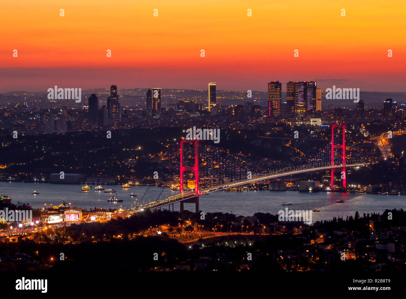 El 15 de julio, Puente del Bósforo por la noche desde la colina de Camlica, Estambul, Turquía. Foto de stock