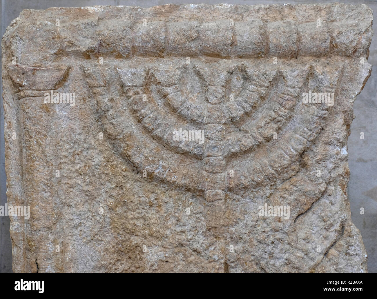 Dintel de piedra decoradas con Seven-Branched Menorah de una antigua sinagoga de la 3ª-4ª siglo EC encontrados en Esthemoa en el sur de Hebrón hill región oeste banco se muestra en el Rockefeller Museum, que alberga una gran colección de artefactos desenterrados en excavaciones arqueológicas llevadas a cabo en el Mandato de Palestina, en 1920 y 1930, ubicado en Jerusalén oriental Israel Foto de stock