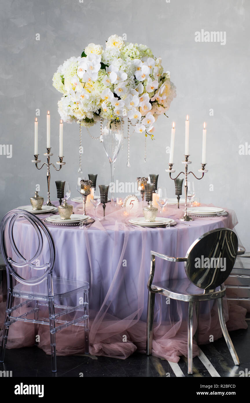 Decoración para banquetes de boda con orquídeas y velas Fotografía de stock  - Alamy
