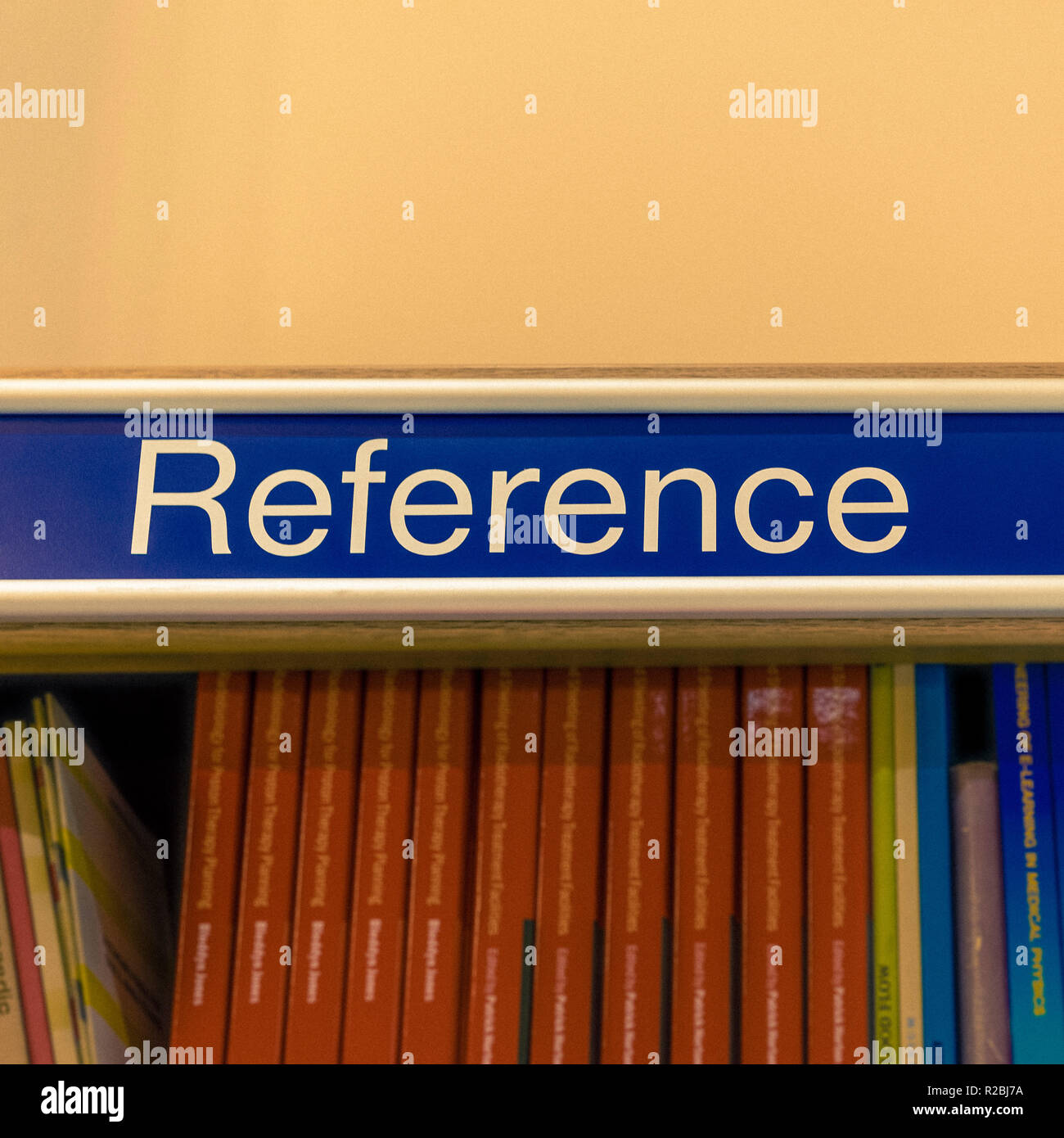 Signo de referencia arriba estantería llena de libros en la biblioteca Foto de stock