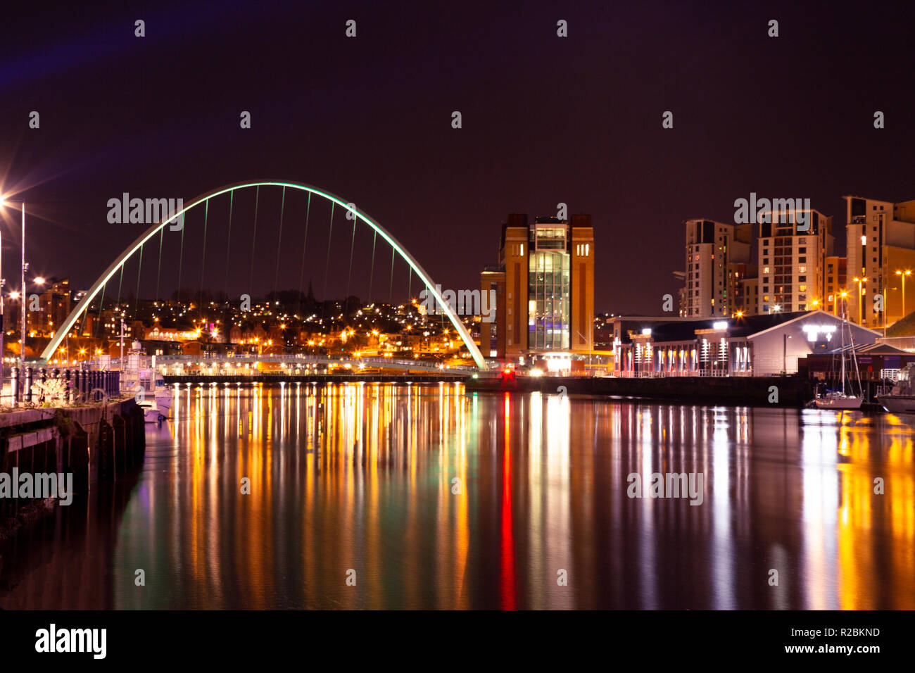 Newcastle upon Tyne/Inglaterra - 9 Abril 2014: puente Gateshead Millennium Bridge de noche Foto de stock