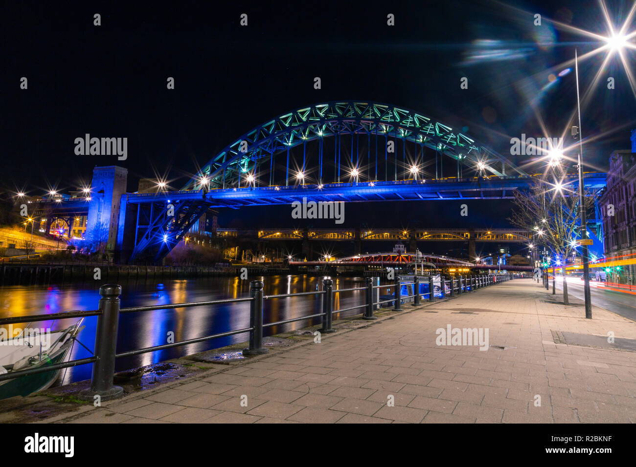 Newcastle upon Tyne/Inglaterra: Tyne Bridge de noche con coche de estelas de luz Foto de stock