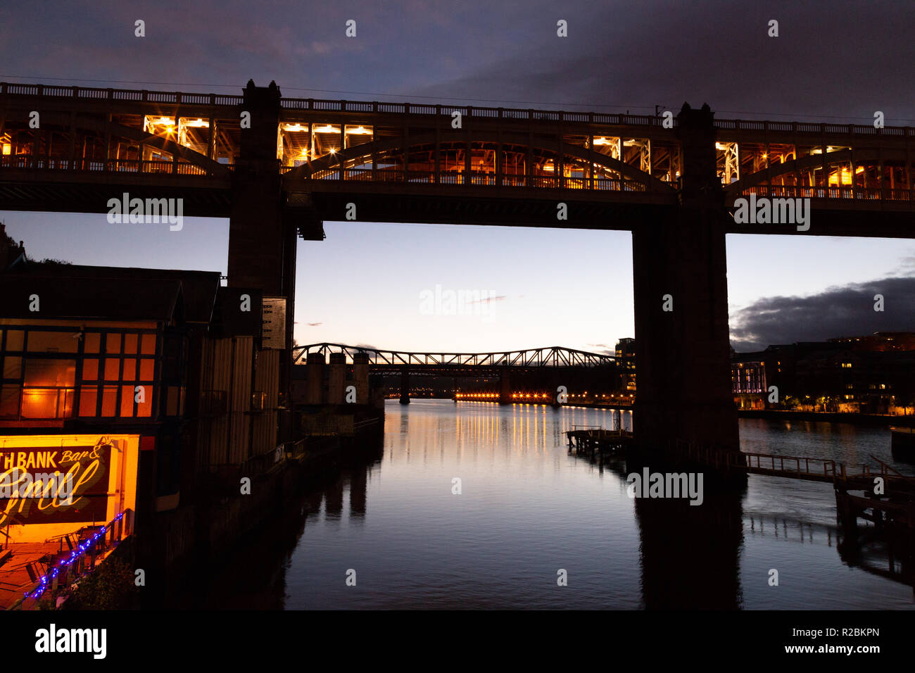 Newcastle upon Tyne/Inglaterra - El 10 de octubre de 2014: el atardecer sobre el río Tyne, Puente de alto nivel por la noche Foto de stock