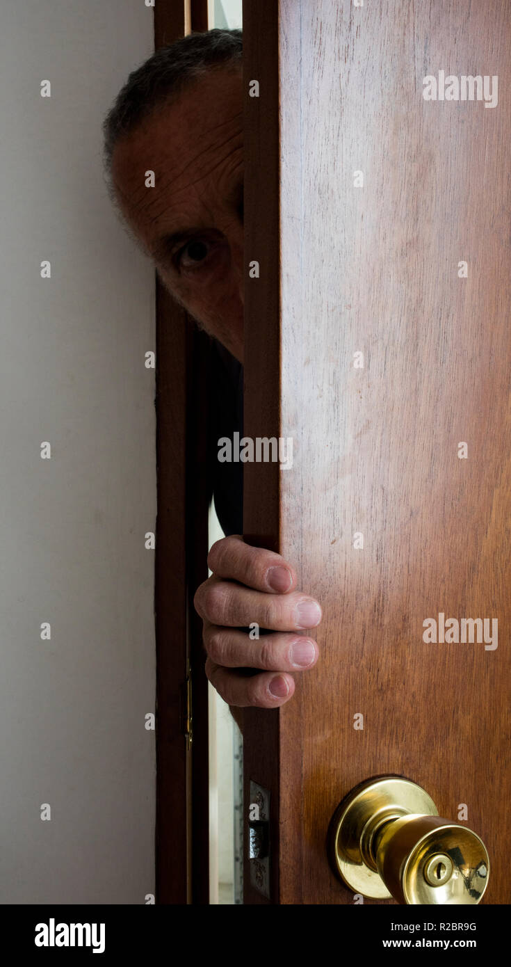 Persona asomando por la puerta fotografías e imágenes de alta resolución -  Alamy
