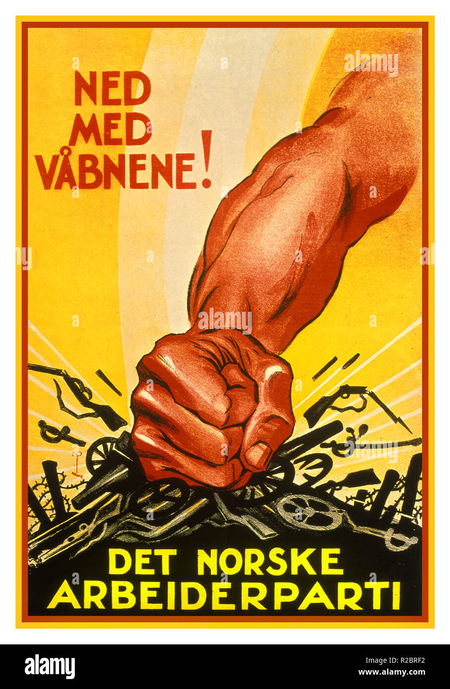 Vintage 1930 cartel propagandístico noruego 'Down con armas" (NED MED VABNENE!) Det norske Arbeiderparti 'El Partido Laborista Noruego' Foto de stock