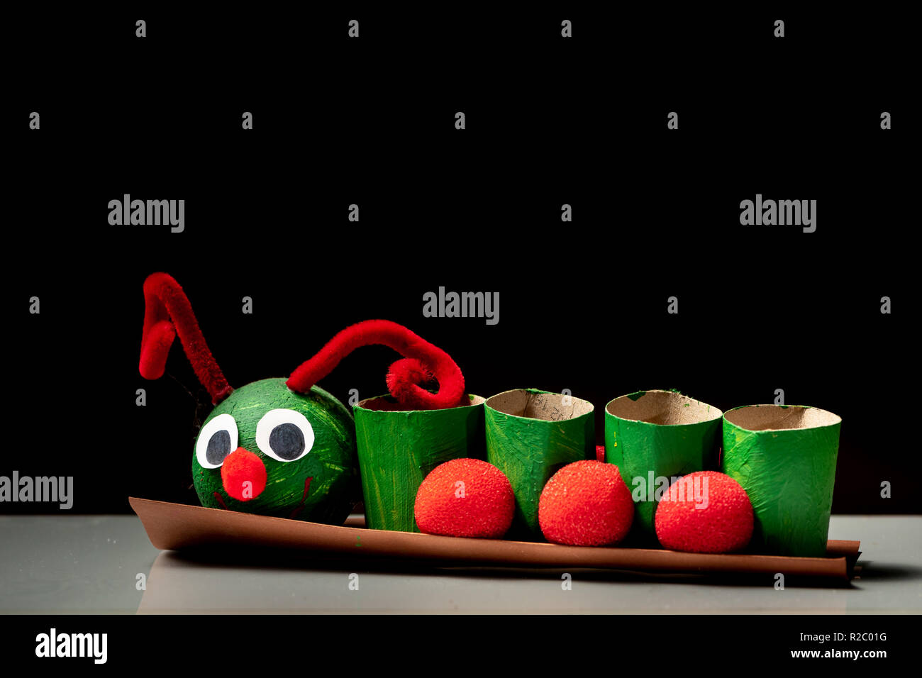 Distinguir vegetariano Línea de visión Primer plano de un gusano de rollos de papel higiénico por un niño, fondo  negro Fotografía de stock - Alamy