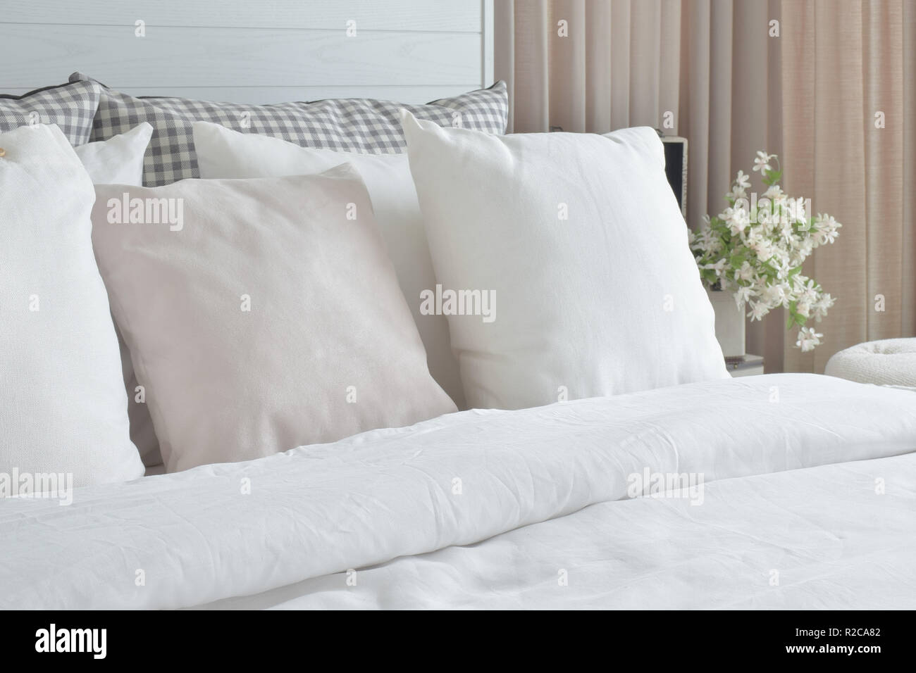 Off white almohadas en la cama con la ropa de cama de estilo Country inglés  decoración Fotografía de stock - Alamy