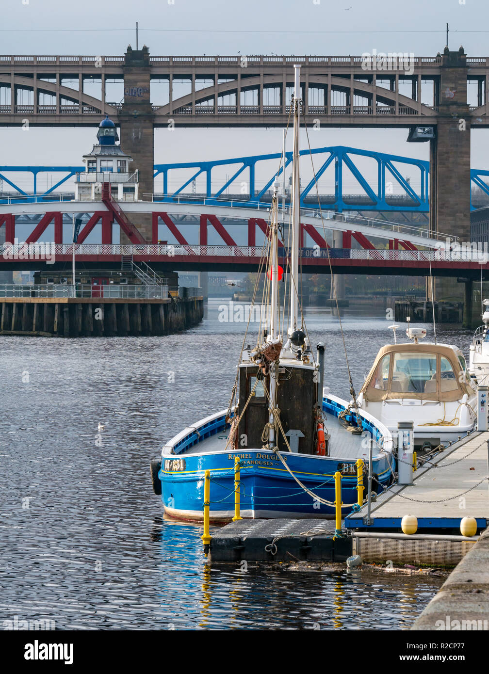 Viejo barco pesquero Rachel Douglas amarrado en el río Tyne con swing puente Tyne Bridge, ferrocarriles y puentes de alto nivel, Newcastle Upon Tyne, Inglaterra, Reino Unido. Foto de stock
