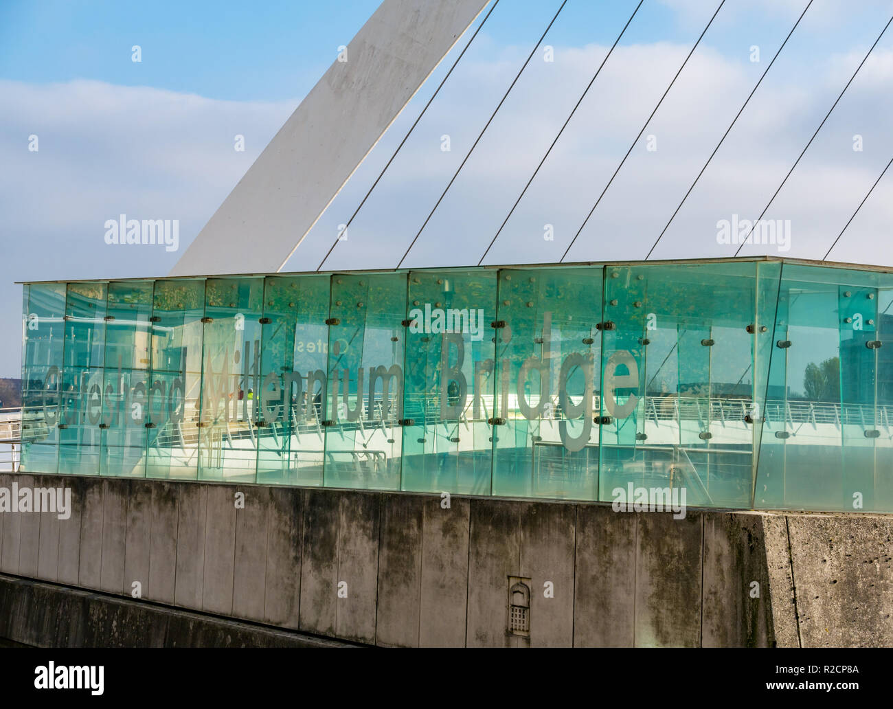 Puente del milenio de Gateshead peatonales, Newcastle Upon Tyne, Inglaterra, Reino Unido. Foto de stock