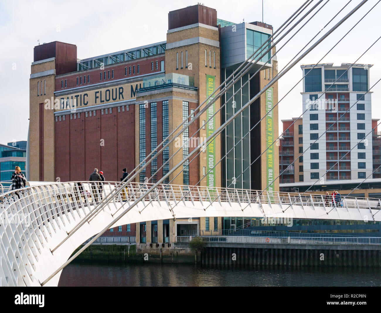 Molino de harina del Báltico ahora peatonal y el centro de exposiciones de arte Puente del milenio de Gateshead, Newcastle Upon Tyne, Inglaterra, Reino Unido. Foto de stock