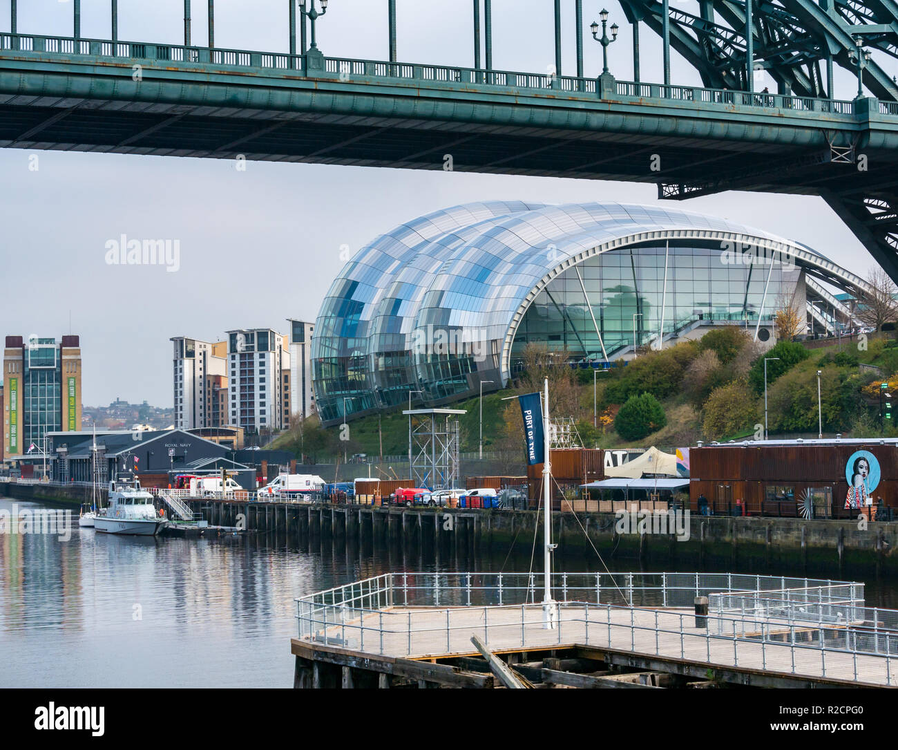 Vista bajo el Puente Tyne de Sage Gateshead edificio del centro de cultura, Rver Tyne, Newcastle Upon Tyne, Inglaterra, Reino Unido. Foto de stock