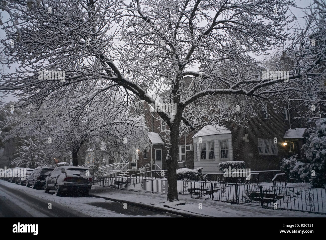 Tormenta de nieve en el distrito histórico de Jackson Heights. Foto de stock