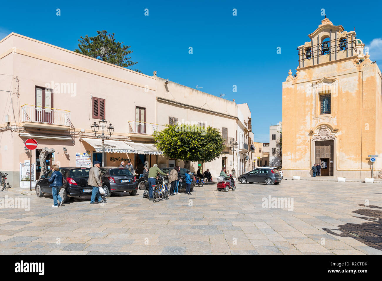 La plaza central de Favignana en Sicilia, Italia Foto de stock