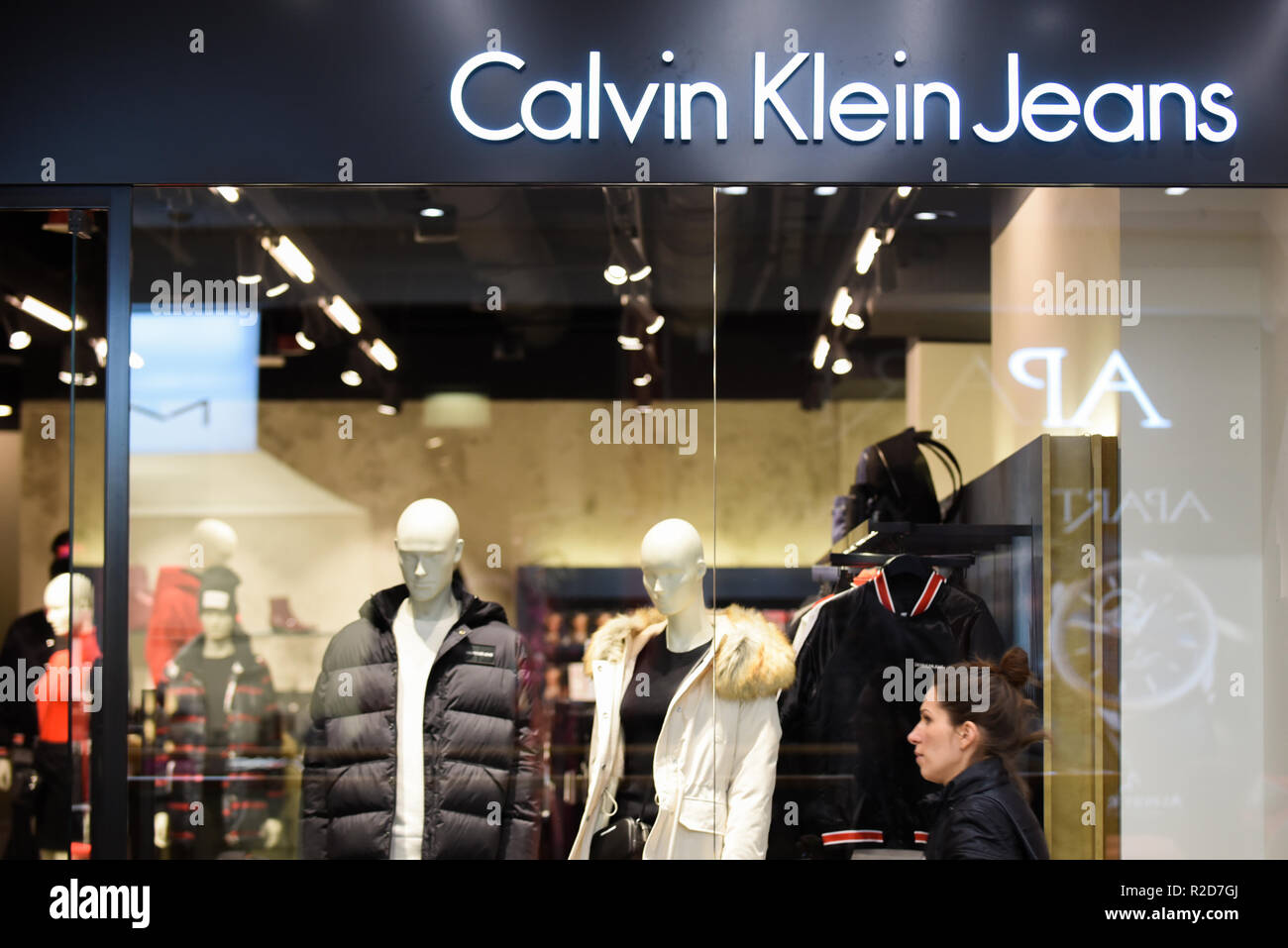 Una mujer ve pasear por la tienda de Calvin Klein Fotografía de stock -  Alamy