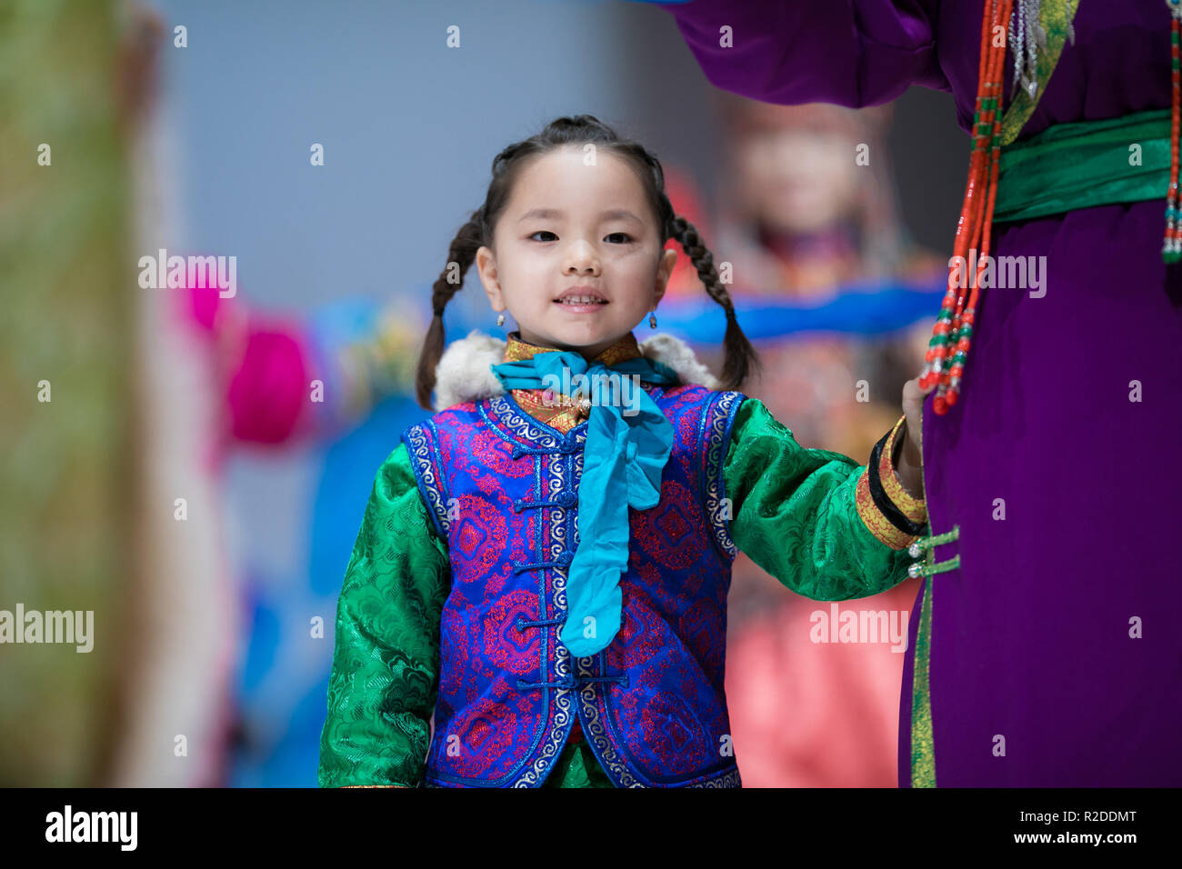 Hohhot, China la Región Autónoma de Mongolia Interior. 19 Nov, 2018. Una niña presenta un tradicional durante el 15º Festival de las Artes de traje mongol en Hohhot, al norte de