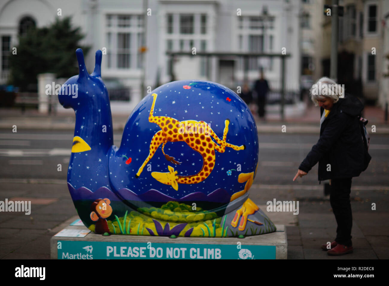 Noviembre 15, 2018 - Brighton y Hove actualmente están llenas de caracoles gigantes como parte de una estela de arte de recaudación de fondos para recaudar fondos parael Martlets Hospicio. 59 caracoles gigantes han sido en la pantalla alrededor de Brighton y Hove el 15 de septiembre hasta el 18 de noviembre, con cada caracol gigante patrocinado por una empresa local y decoradas por un artista de la ciudad como parte de una campaña para recaudar fondos esenciales para apoyar el Martlets Hospicio. El sendero, conocido como el Snailway, se extiende entre el puerto deportivo de Brighton y Hove Laguna y hasta Preston Park. Un evento de despedida y luego reunirlos y subasta para recaudar dinero para t Foto de stock