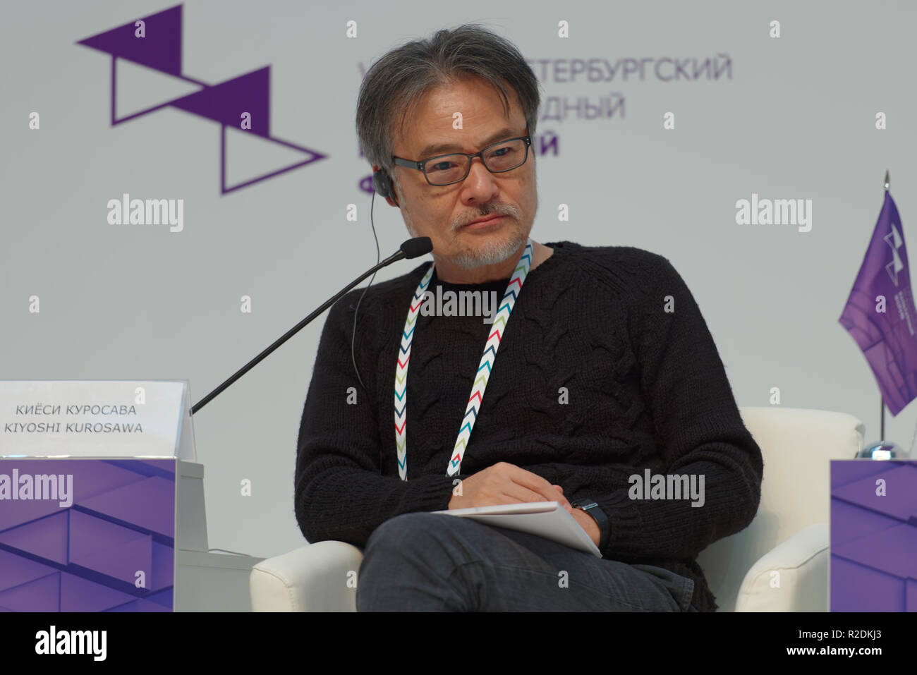 San Petersburgo, Rusia - Noviembre 17, 2018: Kiyoshi Kurosawa, Japonés, director de cine, guionista, escritor, profesor participa en el debate d Foto de stock