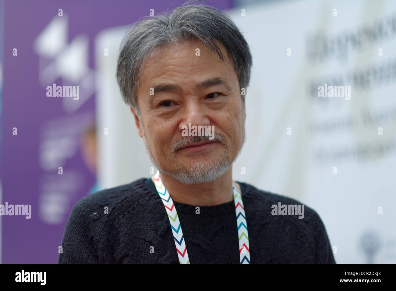 San Petersburgo, Rusia - Noviembre 17, 2018: Kiyoshi Kurosawa, Japonés, director de cine, guionista, escritor, profesor habla con la prensa durante Saint-Pe Foto de stock