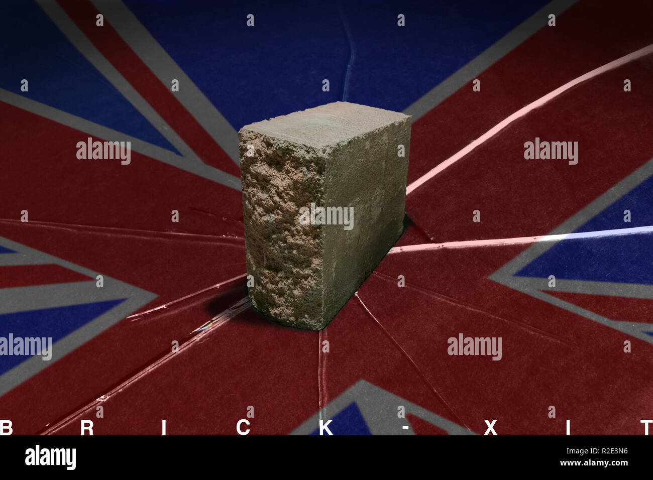 Un gran ladrillo tiene para romper la imagen de la bandera británica. He marcado en la parte inferior de la imagen: Ladrillo-XIT Foto de stock