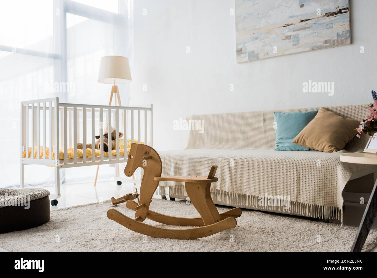 Diseño de interiores moderno de vivero habitación con cuna y silla Rocking Horse Foto de stock