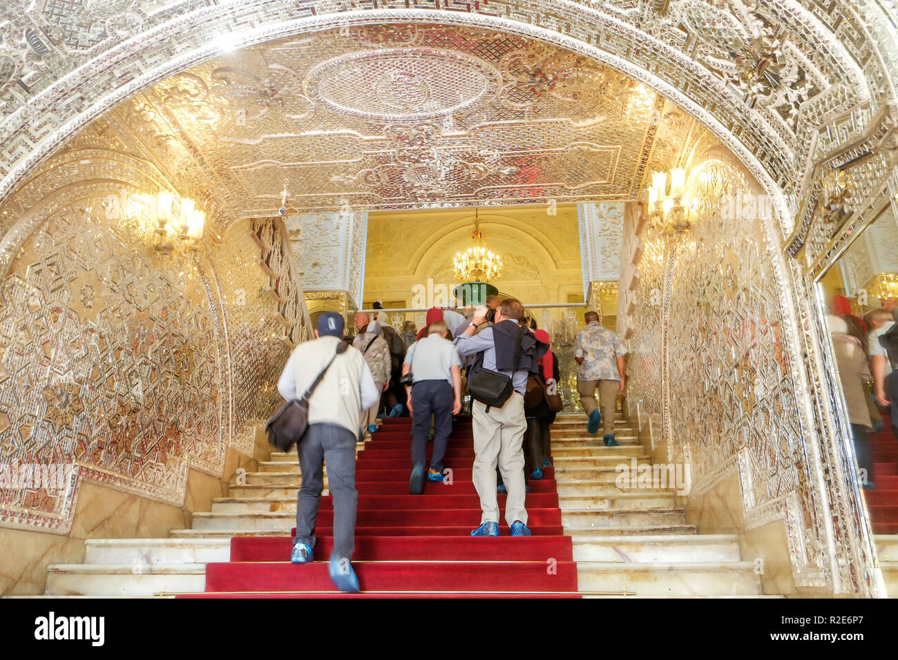 Teherán, Irán. Octubre 23, 2016 : turistas que ingresan al talar e Brelian Hall (brillante). Palacio Golestan. Foto de stock