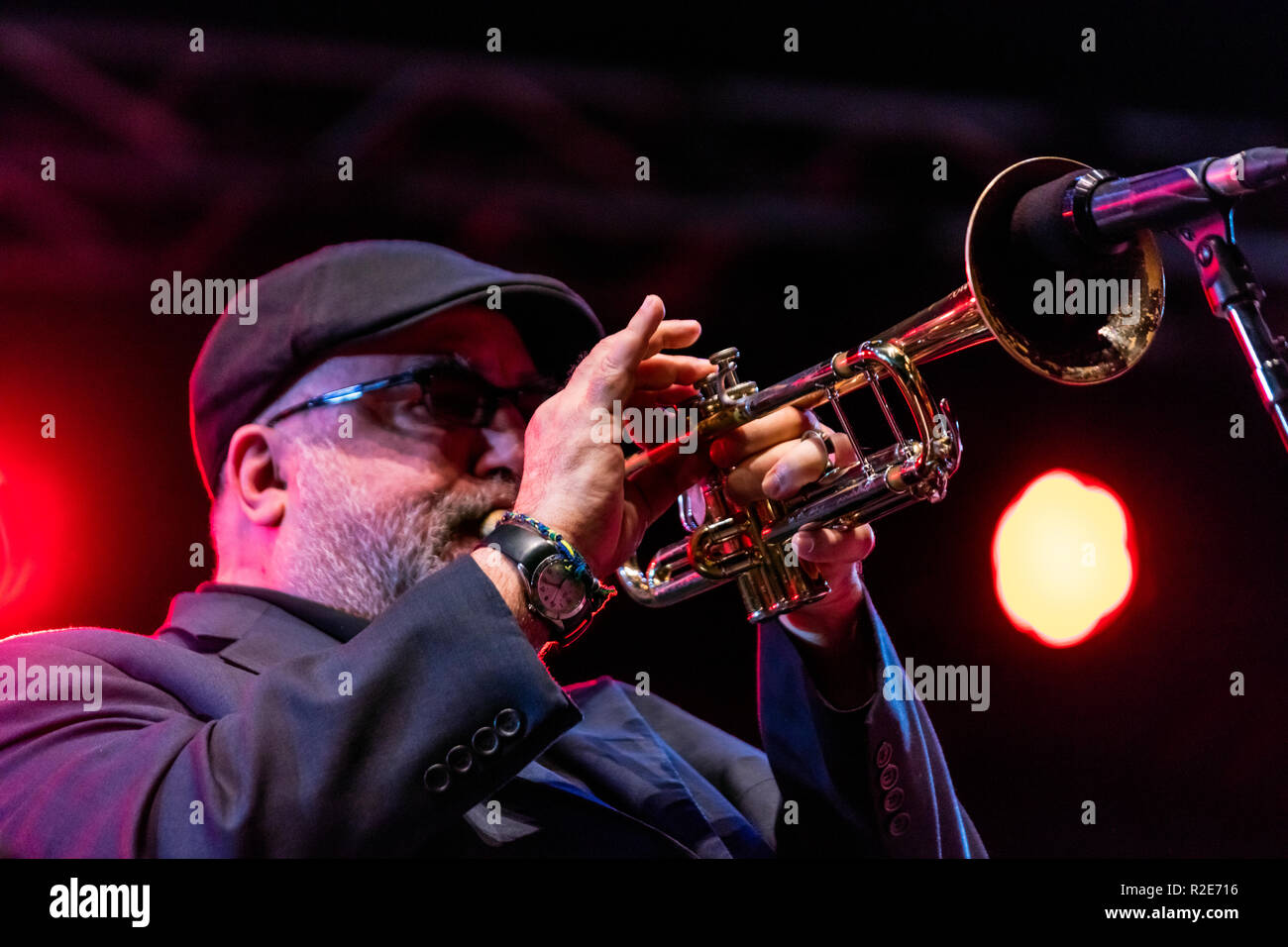 RANDY BRECKER toca la trompeta para la celebración de Michael Brecker en el escenario principal en el 61º Festival de Jazz de Monterey - Monterey, California Foto de stock