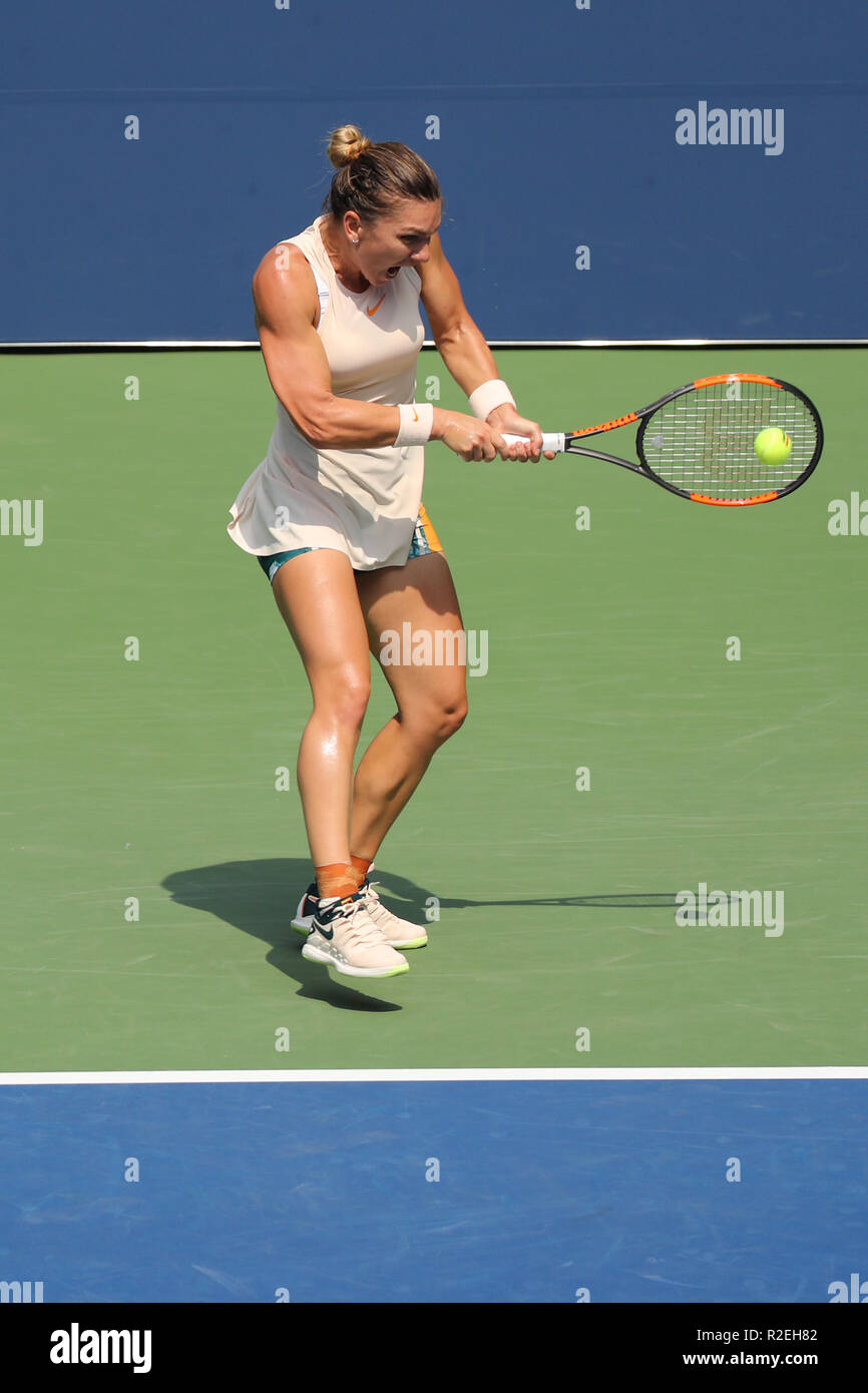 Simona Halep campeón del Grand Slam de Rumania en acción durante su primera  ronda del US Open 2018 coinciden en Billie Jean King National Tennis Center  en NY Fotografía de stock - Alamy