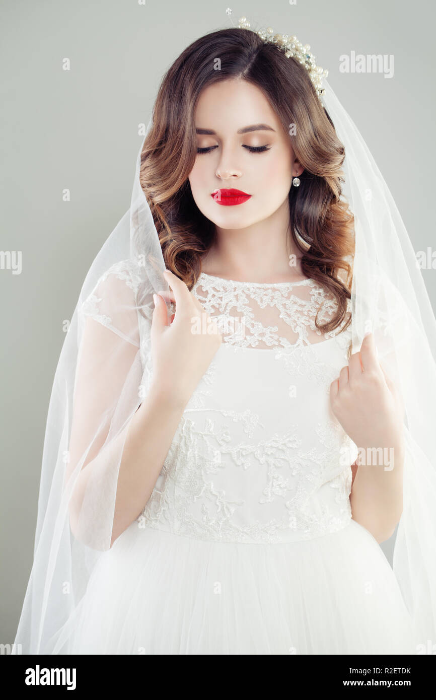 Novia Perfecta Mujer Con Maquillaje Peinado Y Velo Nupcial Retrato Fotografia De Stock Alamy