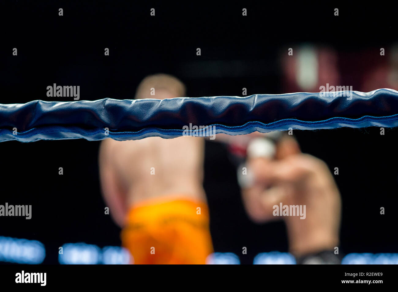 Boxer Masculino comba en un cuadrilátero regular rodeado por cuerdas en un  gimnasio Fotografía de stock - Alamy