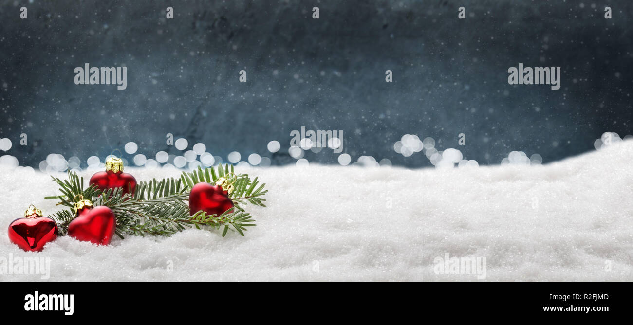 Decoración de Navidad, corazones y abeto en la nieve como fondo de Navidad Foto de stock