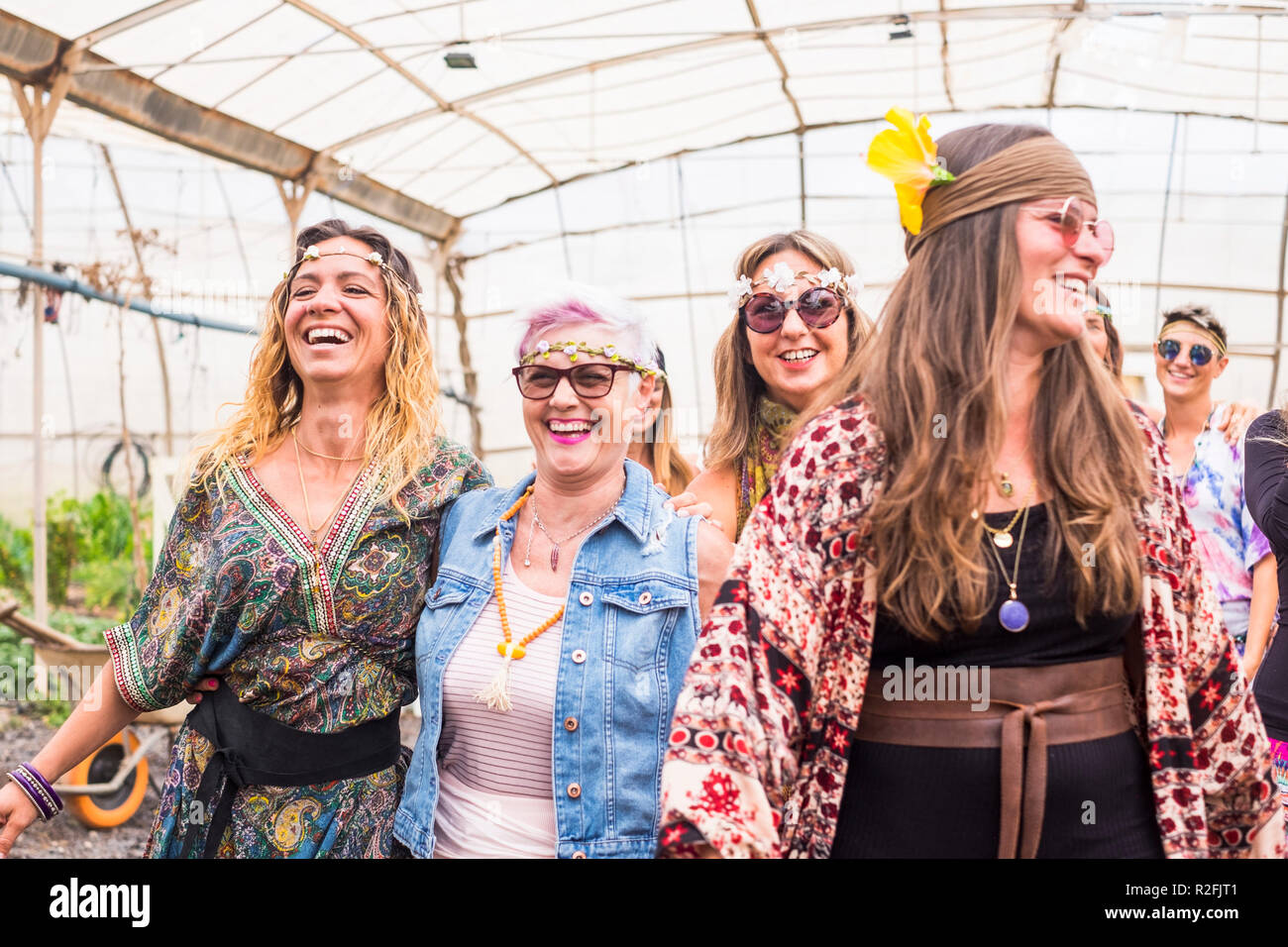 Estilo hippy y trajes y vestidos para el grupo de mujeres libres rebeldes  amigos disfrutando y celebrar juntos en amistad con los colores y estilos  de vida alternativos. imagen brillante con altos