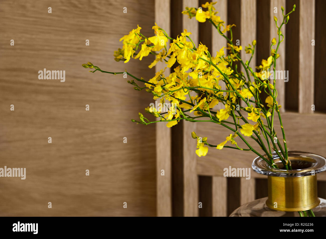 La Decoracion Del Interior Bouquet De Flores Amarillas En Un