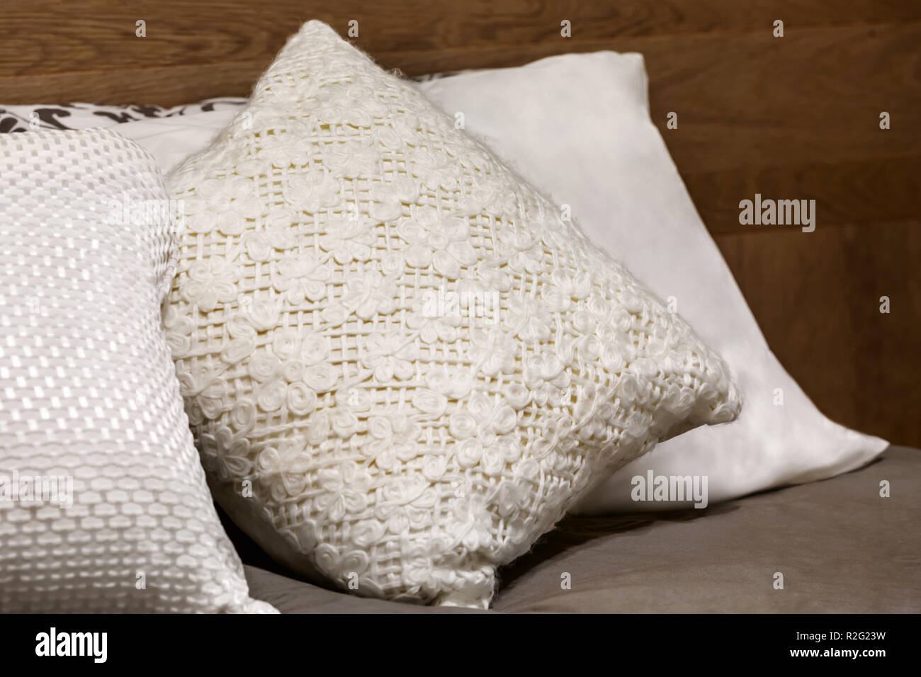 Cuatro Almohadas Blancas En La Cama Indoor Imagen de archivo Cuatro Almohadas Blancas En La Cama Indoor Imagen de archivo