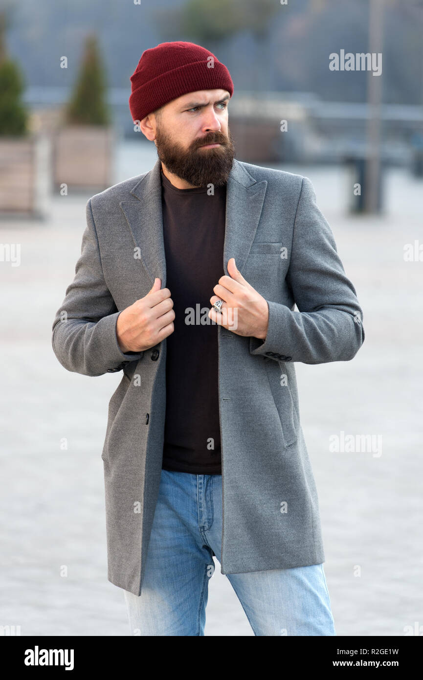 marxista Por encima de la cabeza y el hombro Efectivamente Elegante traje moderno sombrero luminoso accesorio. Hipster traje. Elegante  ropa casual para el otoño y el invierno. Ropa y concepto de moda masculina.  El hombre barbado hipster moda elegante abrigo y sombrero